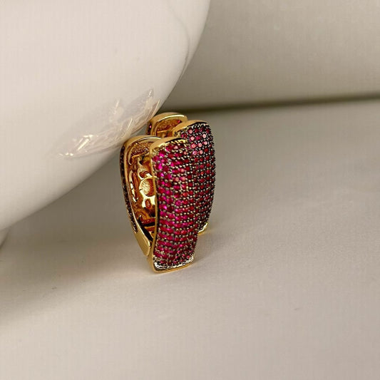 Brinco banhado ouro 18K argola cravejada de zircônias rosa pink