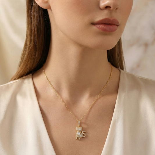 Pingente de gatinho cravejado de zircônias e pedra de coração