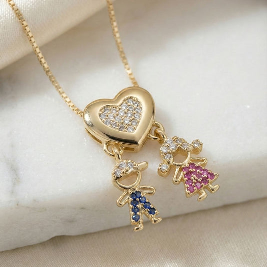 Colar ouro 18K de coração cravejado no centro e pingente de filhos