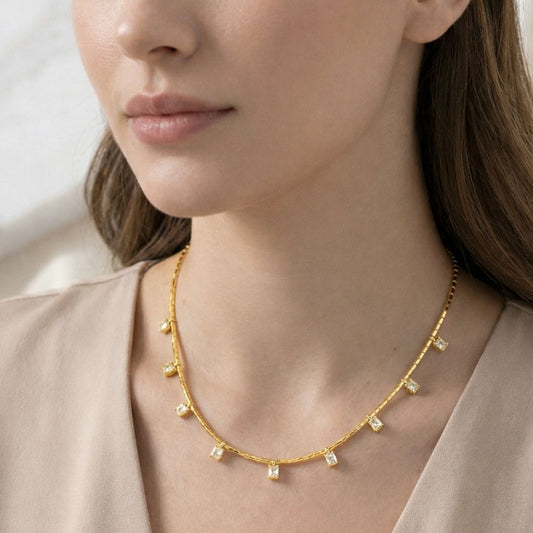 Colar banhado Ouro 18K com pontos quadrados pendurados cor cristal