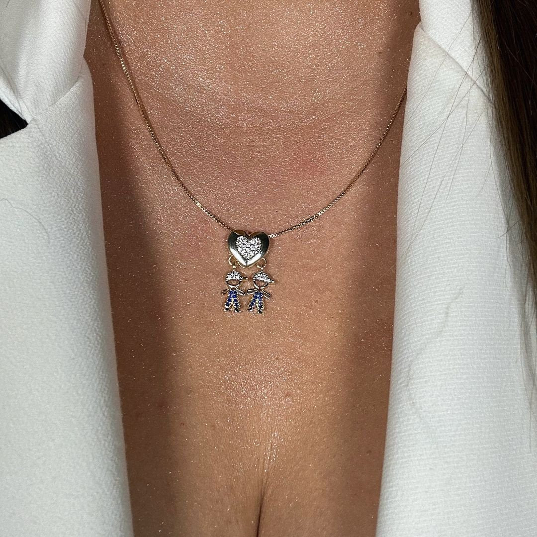 Colar ouro 18K de coração cravejado no centro e pingente de filhos