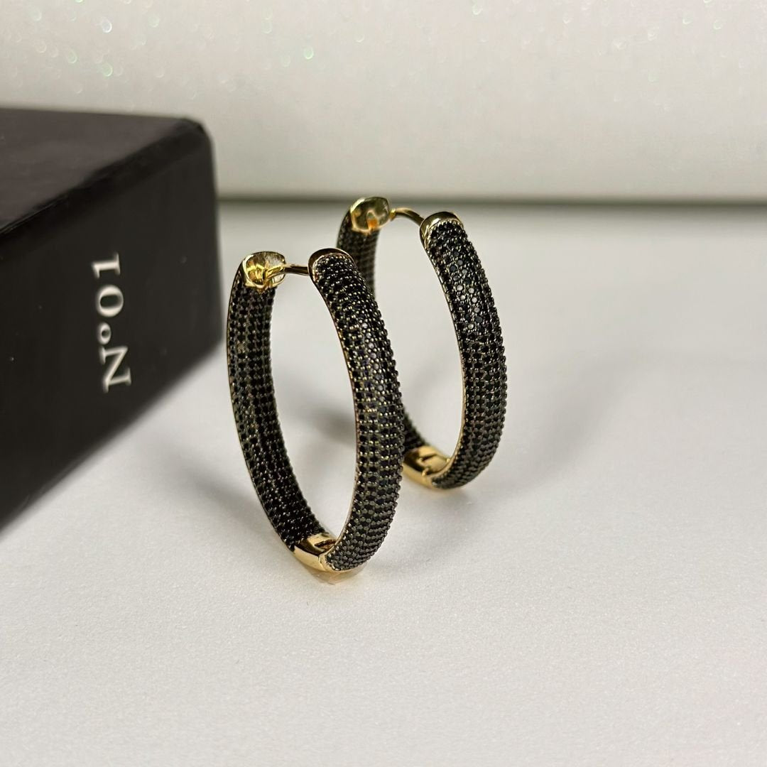 Brinco banho ouro 18k argola Cravejada de Zircônias pretas