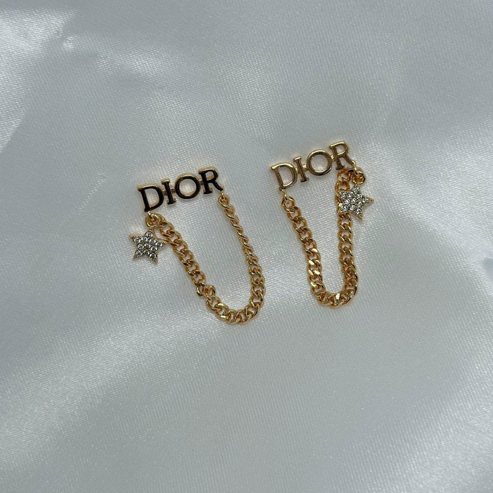 Brinco ouro 18K inspiração DIOR com corrente pendurada e estrela cravejada de zircônias
