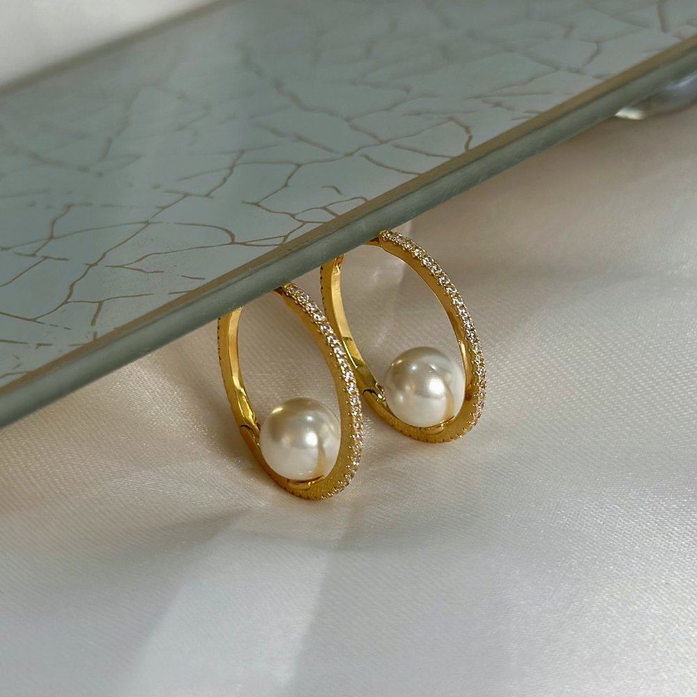 Brinco ouro 18k média argola delicada com uma fileira cravejada de zircônias e perola no centro