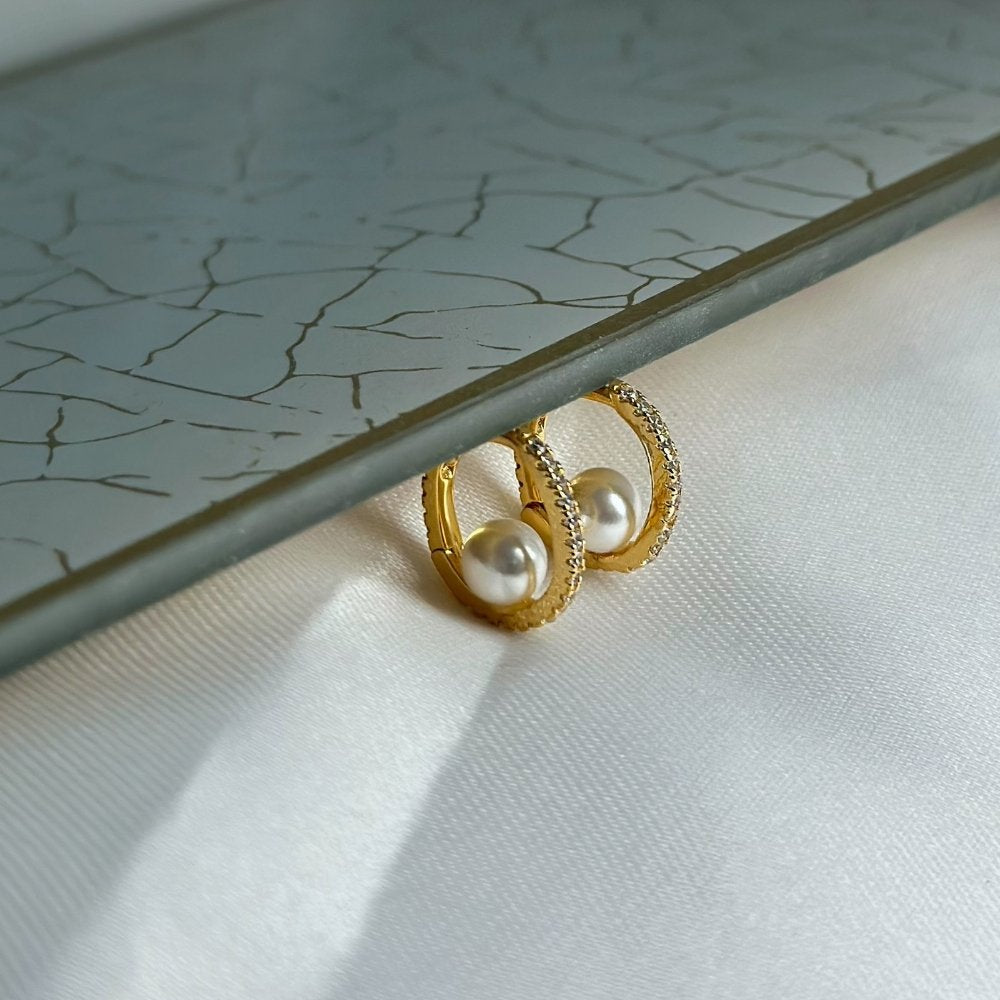 Brinco ouro 18k pequeno argola delicada com uma fileira cravejada de zircônias e perola no centro