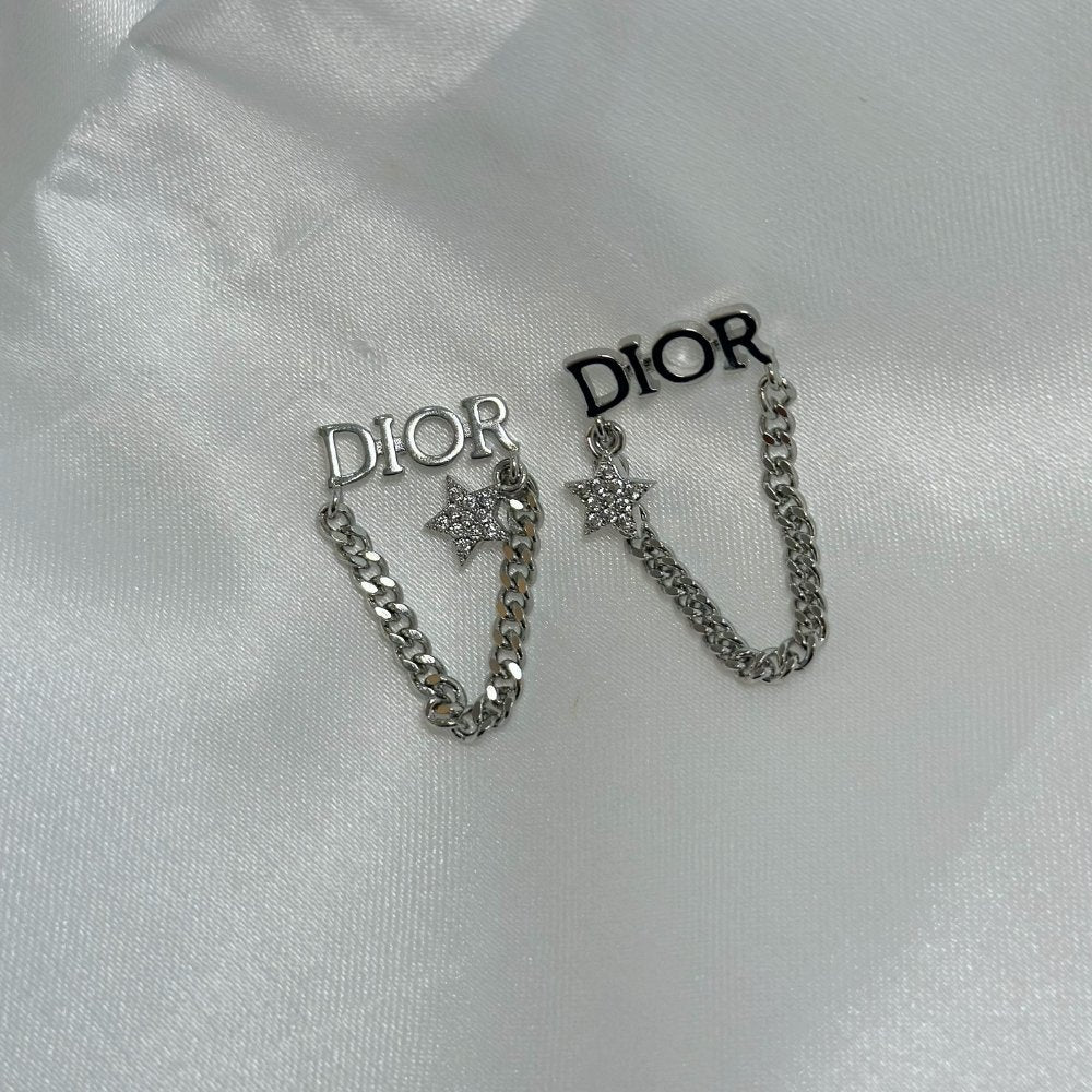 Brinco ródio branco inspiração DIOR com corrente pendurada e estrela cravejada de zircônias