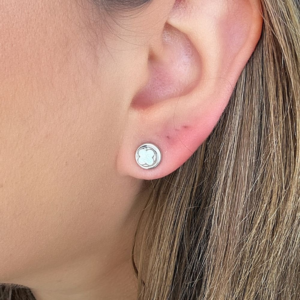 Brinco ródio branco redondo, inspiração van cleff com flor no centro de madrepérola menor