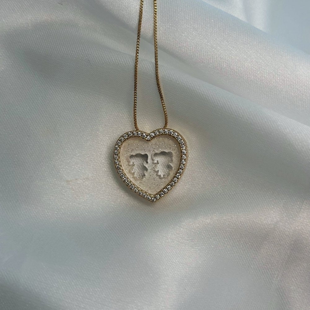 Colar ouro 18K de coração de madreperola e cravejado de zirconias em volta, com filho, duas meninas vazado no meio