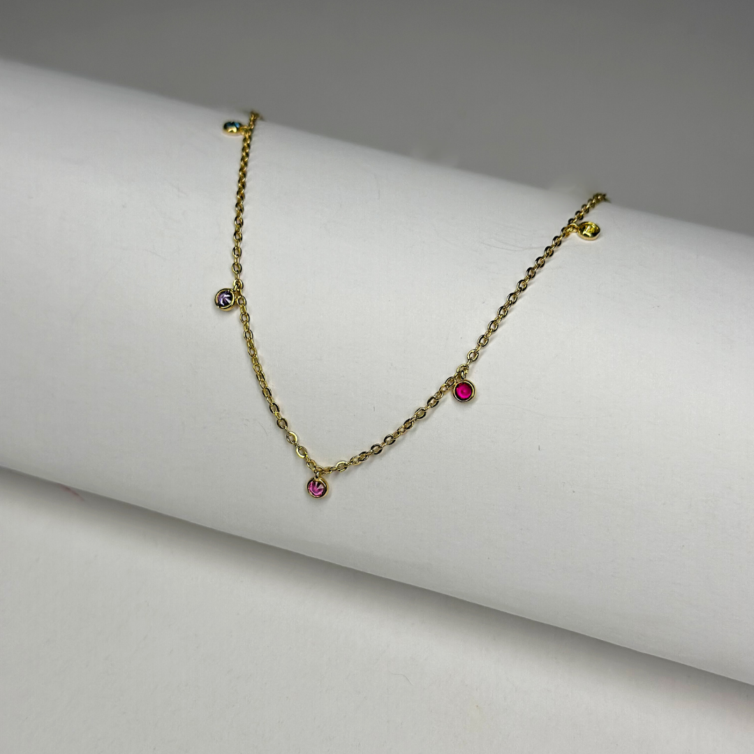 Tornozeleira ouro 18K com pontos de luz coloridos pendurados