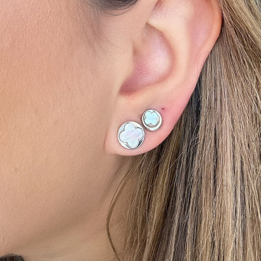 Brinco ródio branco redondo, inspiração van cleff com flor no centro de madrepérola