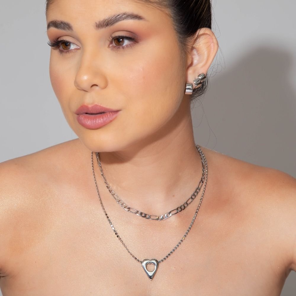 Colar banhado ródio branco de chapinhas com pingente de coração lisa e vazada