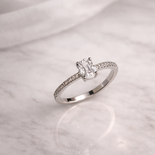 Anel Oval meio aro cravejado