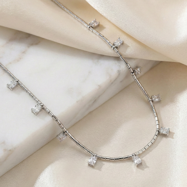 Colar banhado ródio branco com pontos quadrados pendurados cor cristal
