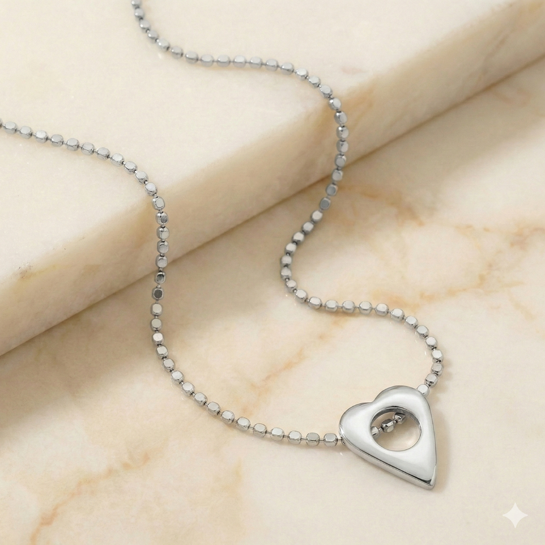 Colar banhado ródio branco de chapinhas com pingente de coração lisa e vazada