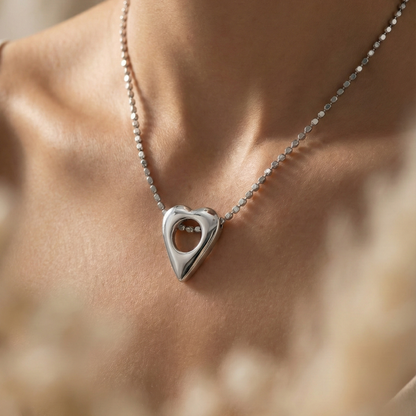 Colar banhado ródio branco de chapinhas com pingente de coração lisa e vazada