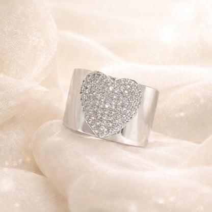 Anel ródio branco grosso com coração no centro cravejado de zircônias