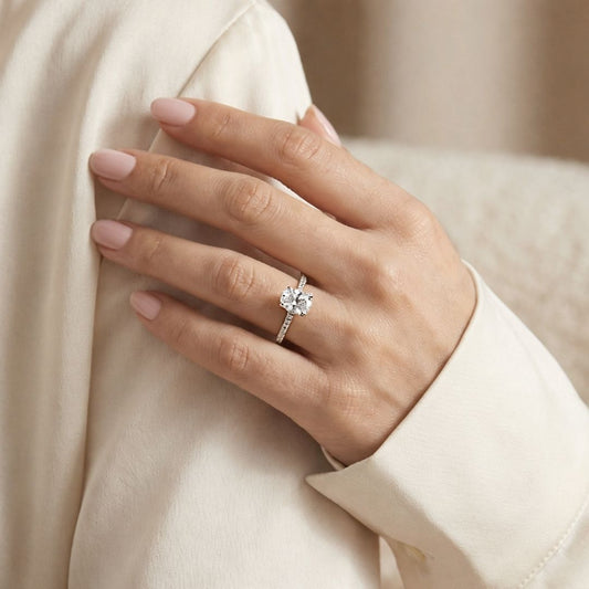 Anel Oval meio aro cravejado