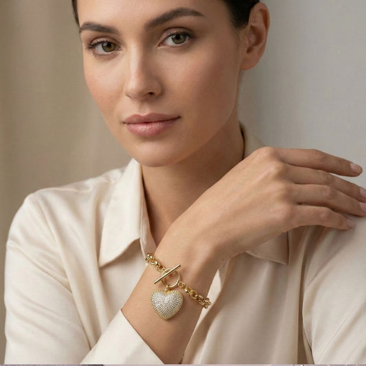 Pulseira ouro 18K em elos português e fecho com pingente de coração cravejado de zircônias