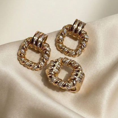 Conjunto Anel 18 e Brinco Frontal Torcido Cravejado e Liso