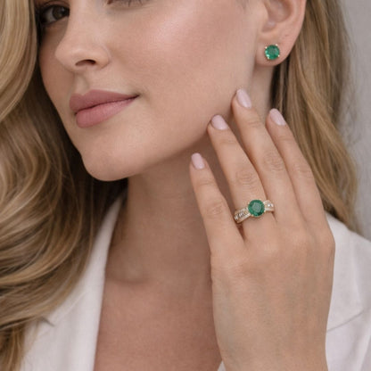Anel Redondo Verde Esmeralda cravejado