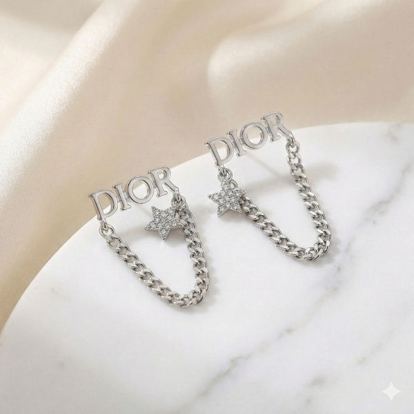 Brinco ródio branco inspiração DIOR com corrente pendurada e estrela cravejada de zircônias