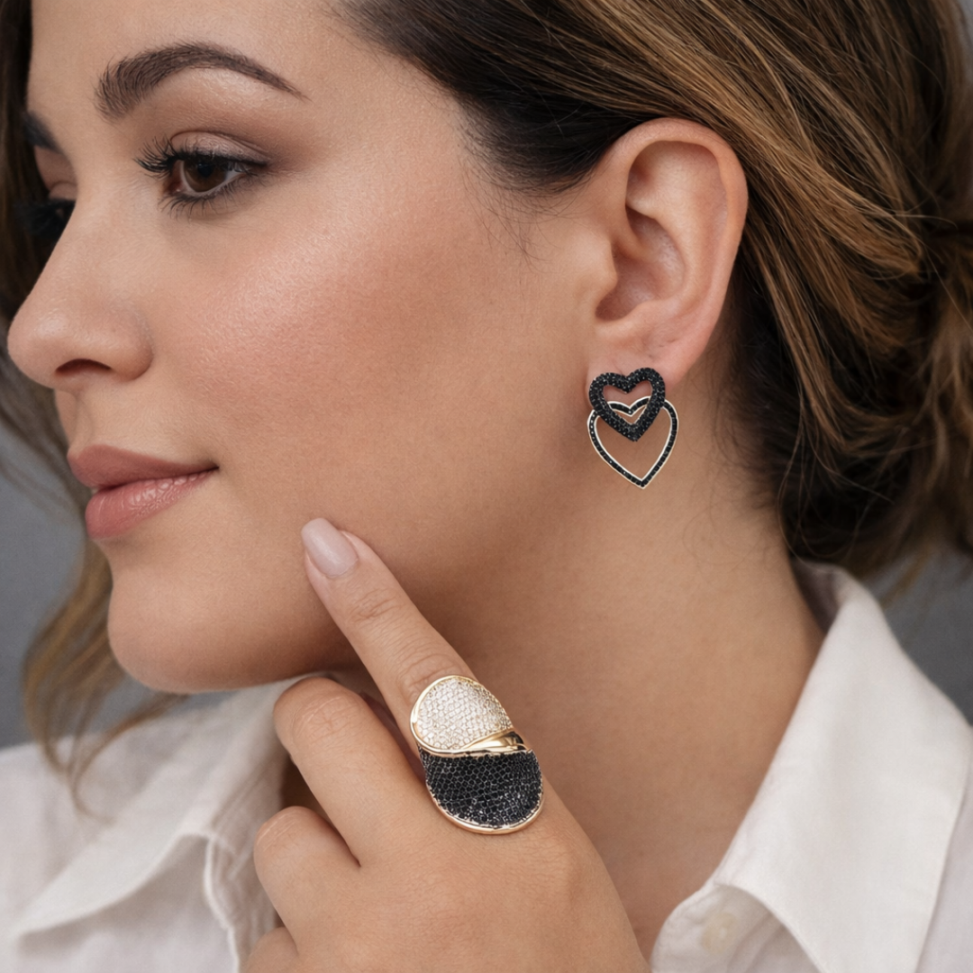 Brinco Coração Detalhes Preto