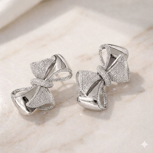 Master Brinco Banhado Ródio Branco de Laço cravejado de zircônias na cor cristal