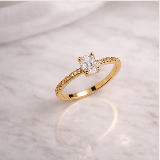 Anel Oval meio Aro Cravejado