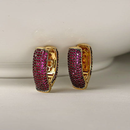 Brinco banhado ouro 18K argola cravejada de zircônias rosa pink