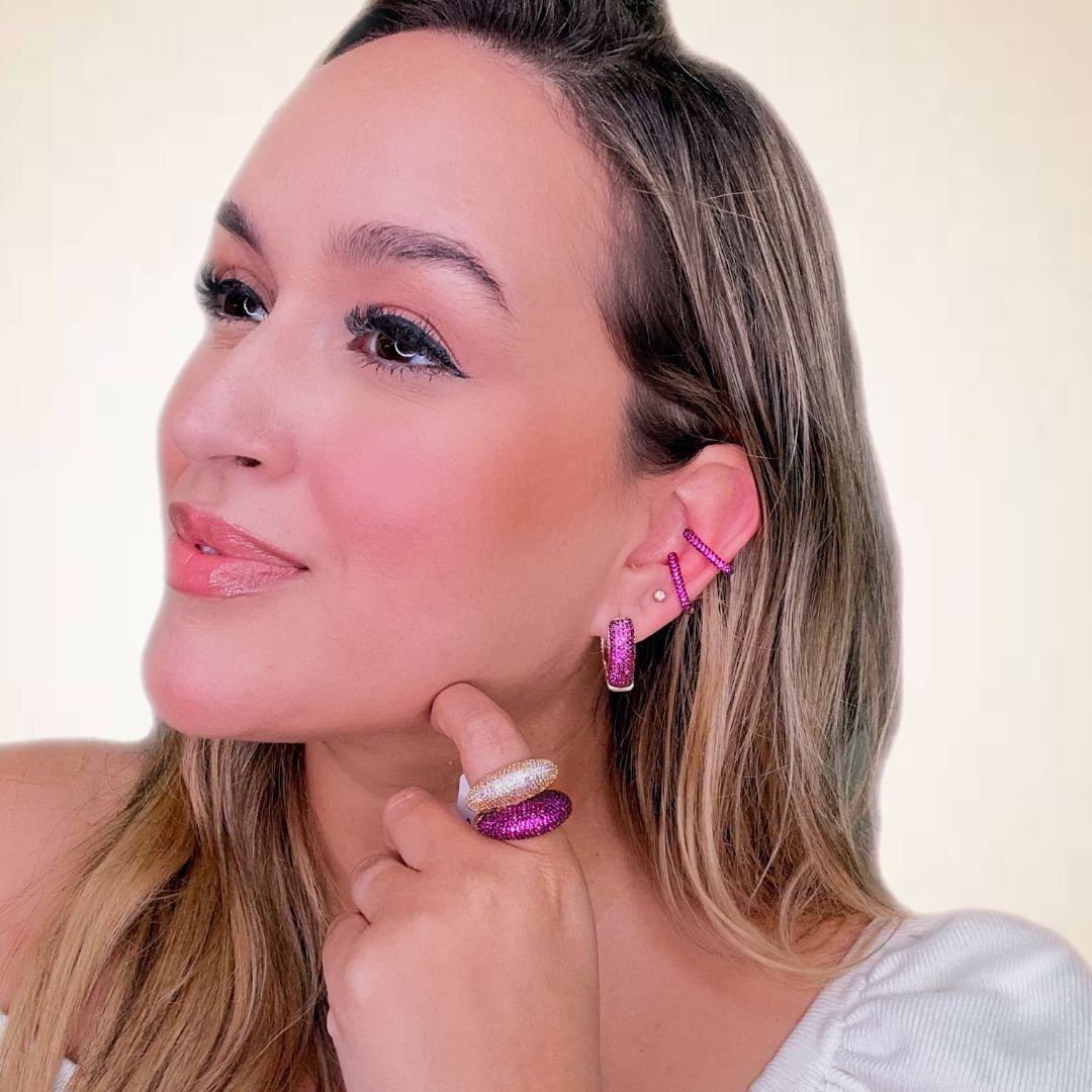 Brinco banhado ouro 18K argola cravejada de zircônias rosa pink