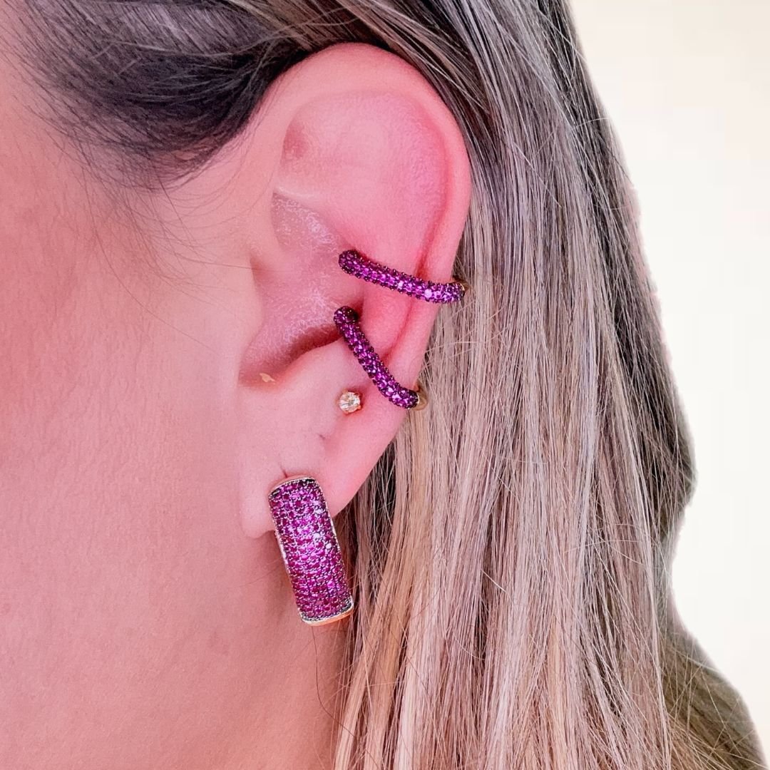 Brinco banhado ouro 18K argola cravejada de zircônias rosa pink