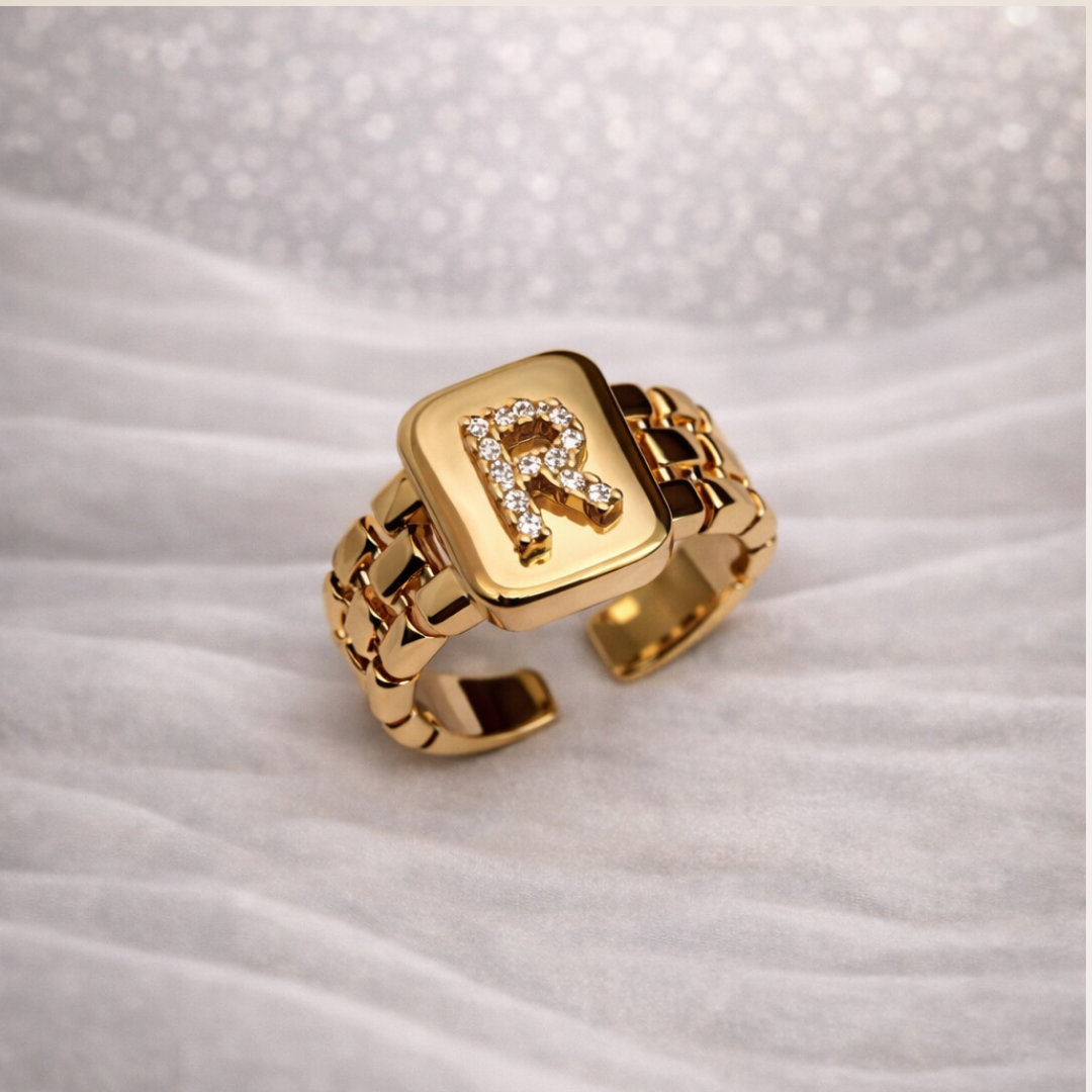 Anel Letra Cravejada vazado