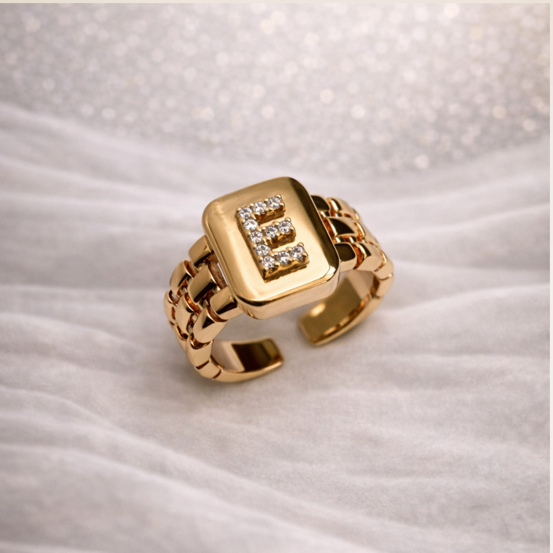 Anel Letra Cravejada vazado