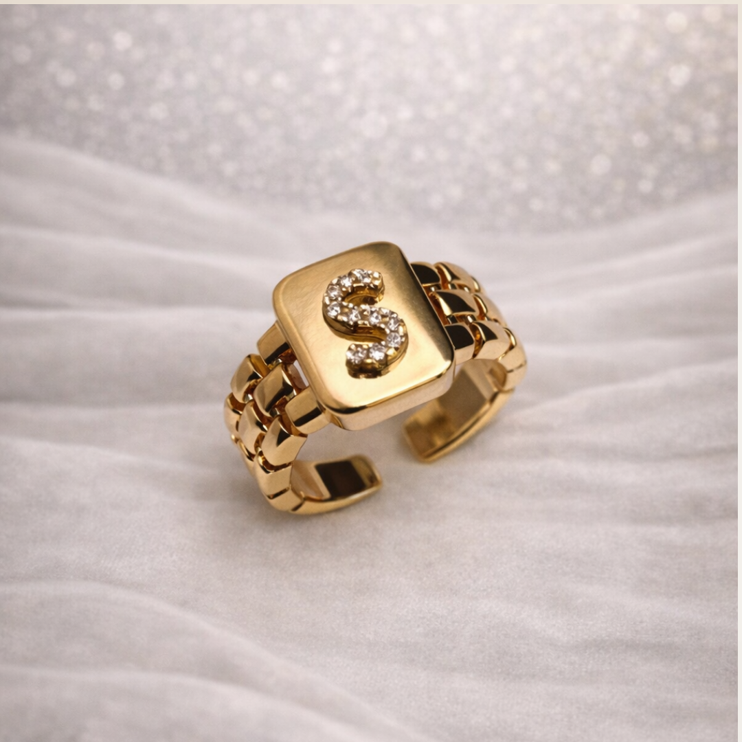 Anel Letra Cravejada vazado