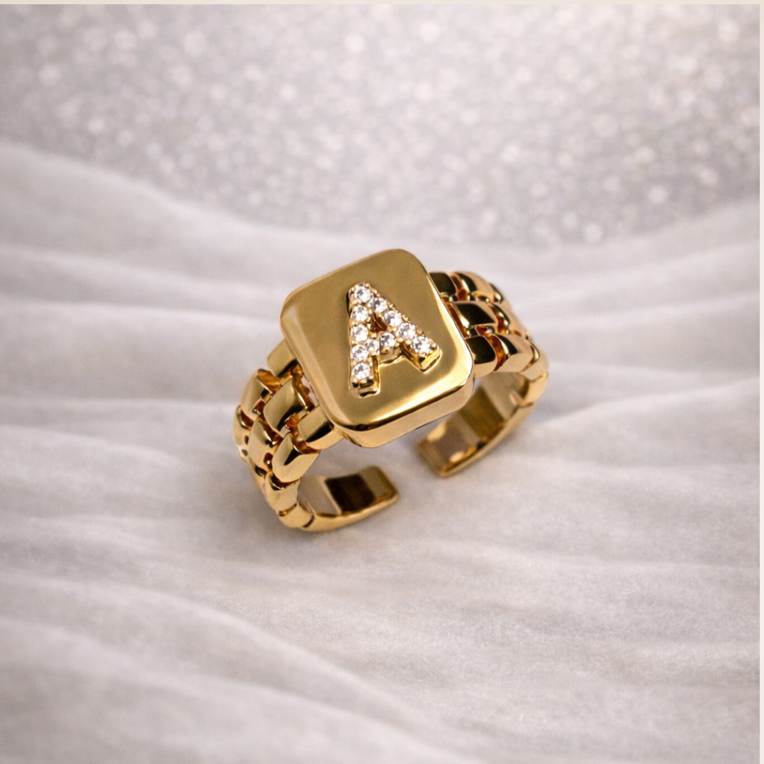 Anel Letra Cravejada vazado