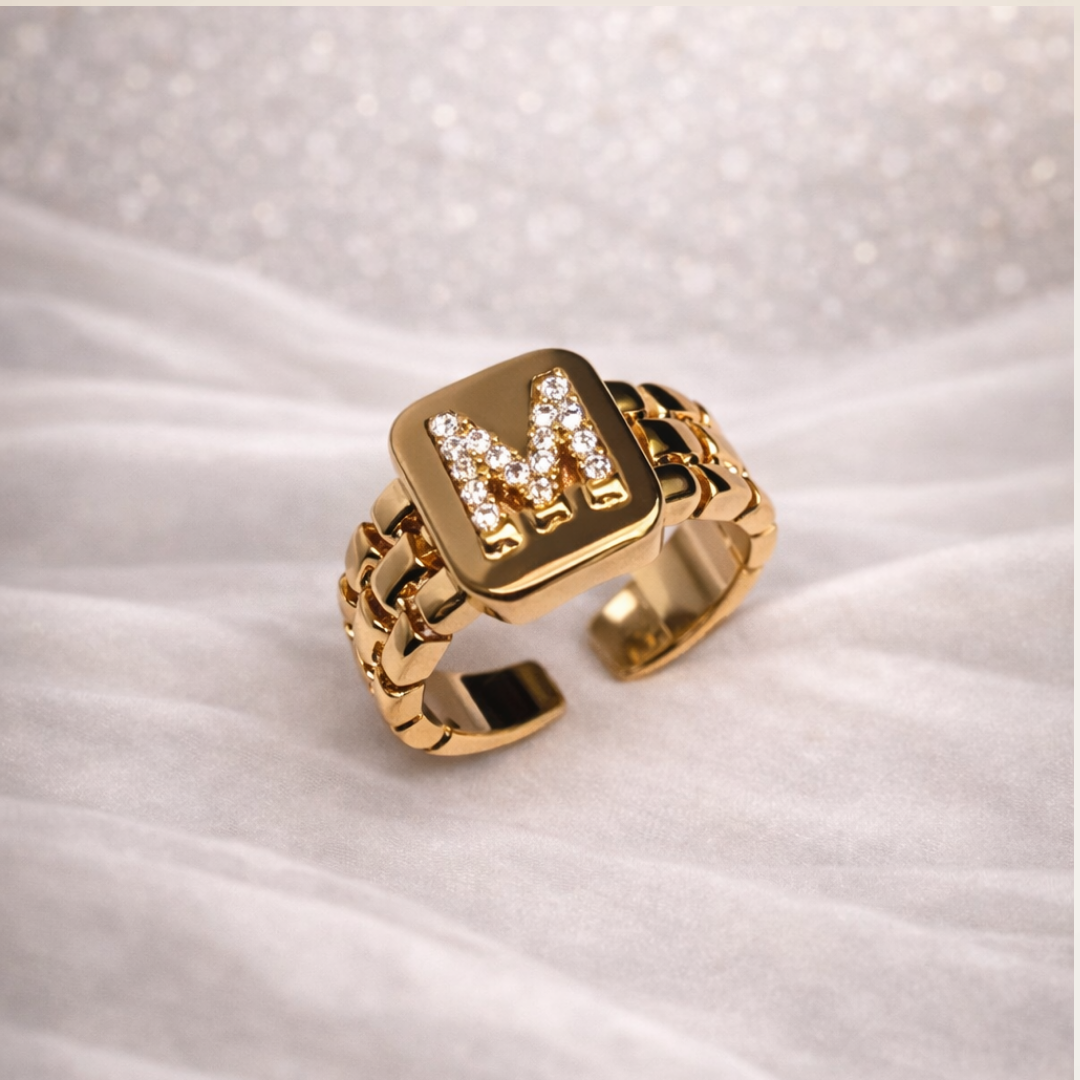 Anel Letra Cravejada vazado