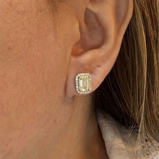 Brinco Retangular 10x8mm Yellow Face cravejado em volta, banho ródio branco