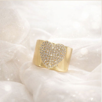 Anel ouro 18K grosso com coração no centro cravejado de zircônias