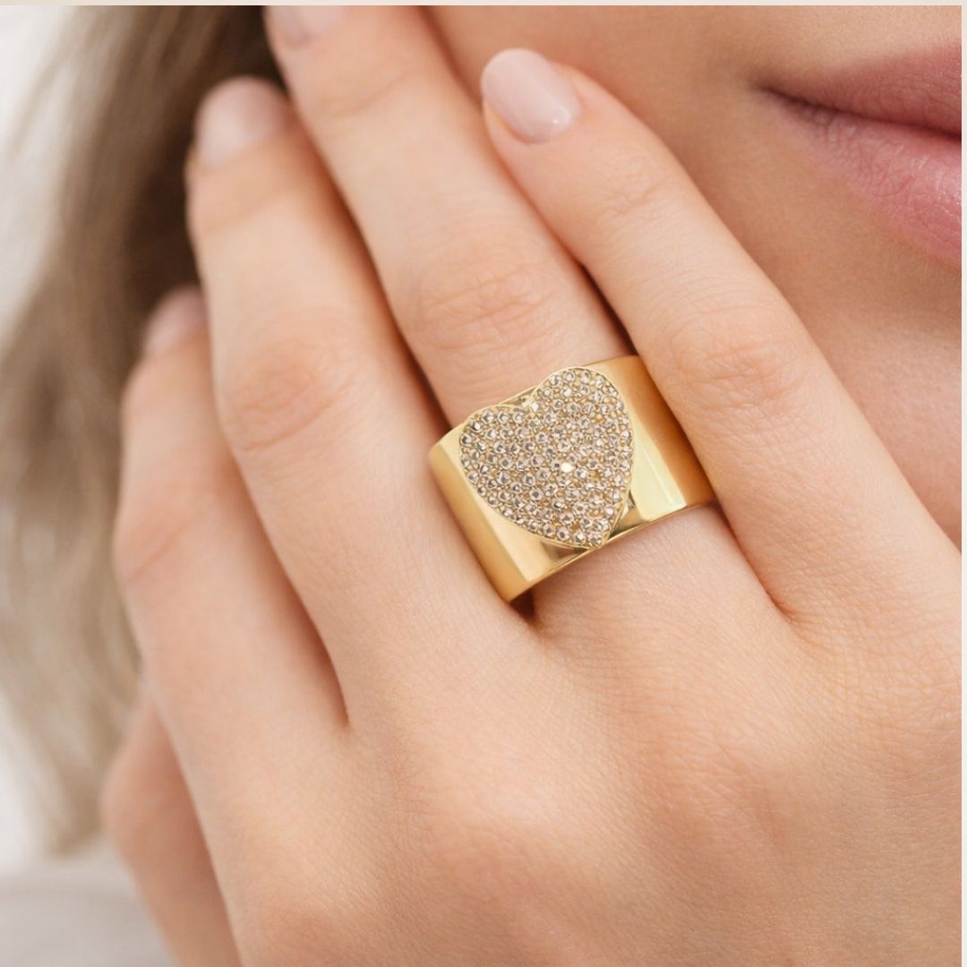 Anel ouro 18K grosso com coração no centro cravejado de zircônias