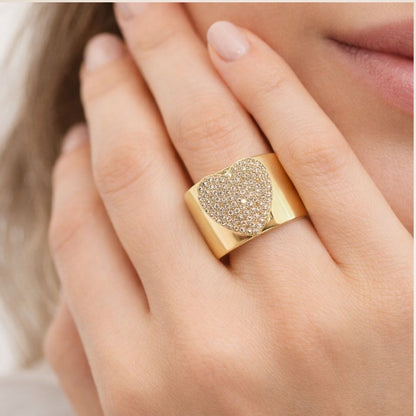 Anel ouro 18K grosso com coração no centro cravejado de zircônias