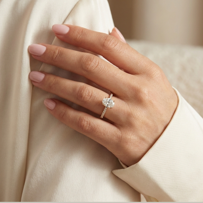 Anel Oval meio Aro Cravejado