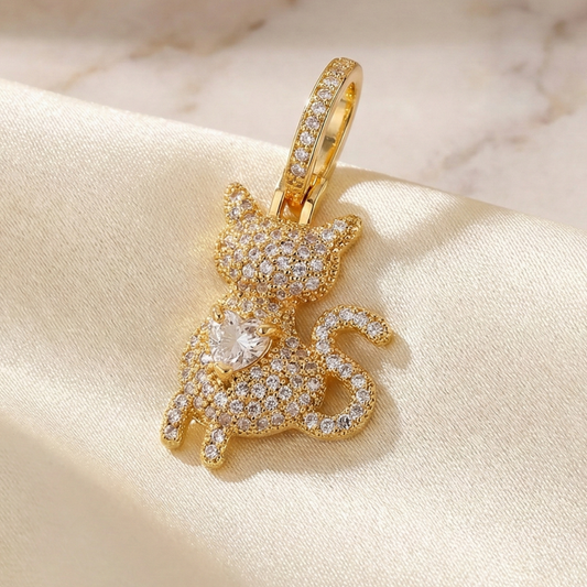 Pingente de gatinho cravejado de zircônias e pedra de coração