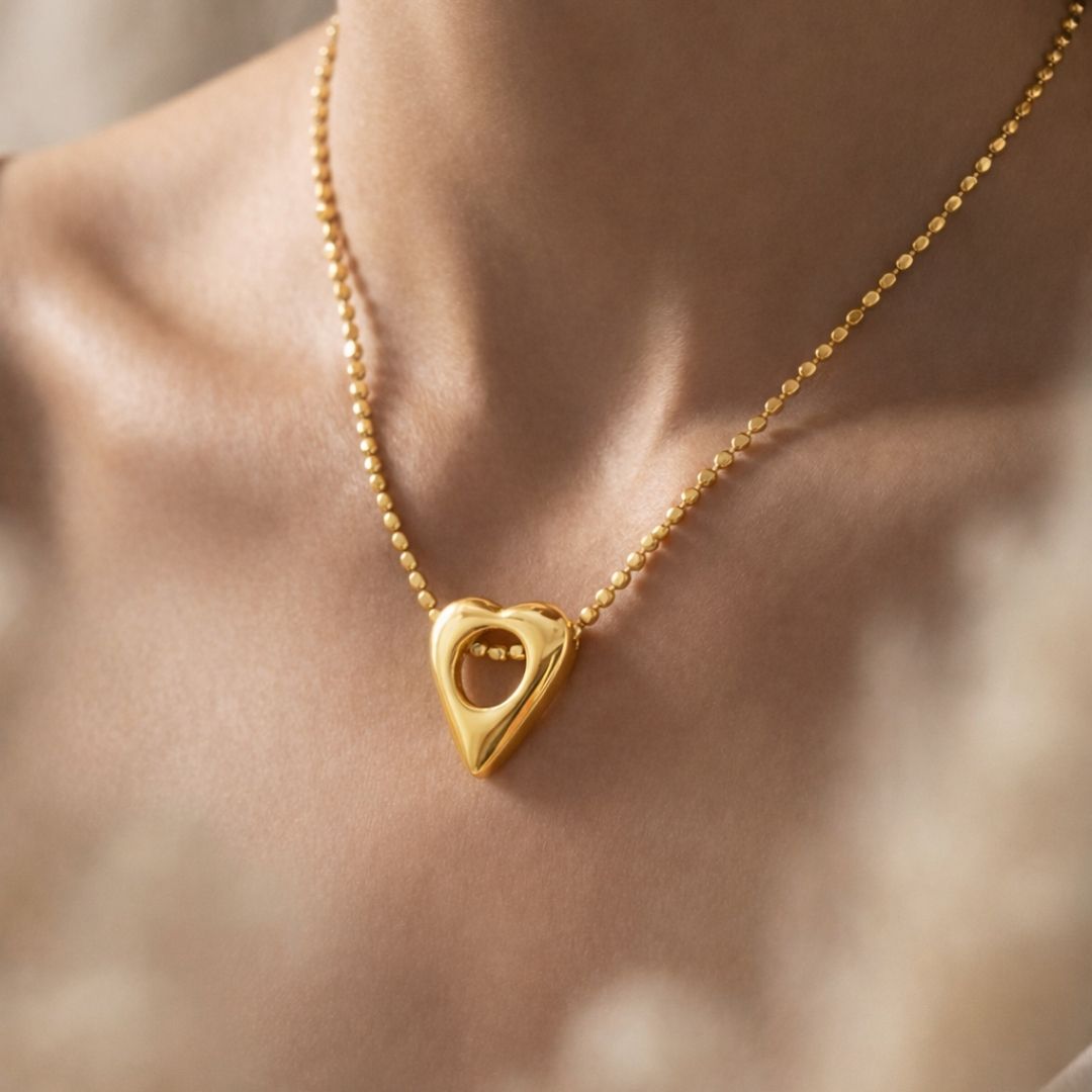 Colar banhado ouro 18K de chapinha e pingente de coração lisa e vazada
