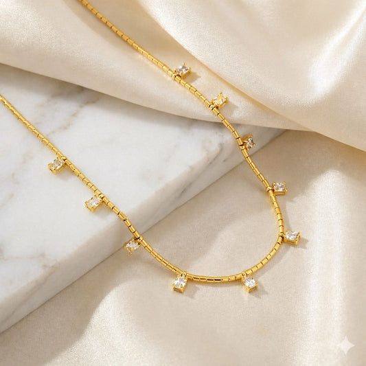 Colar banhado Ouro 18K com pontos quadrados pendurados cor cristal