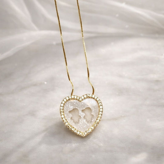 Colar ouro 18K de coração de madrepérola e cravejado de zircônias em volta, com filhos vazado no meio