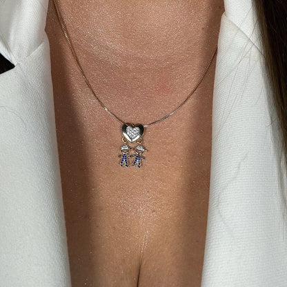 Colar ouro 18K de coração cravejado no centro e pingente de filhos