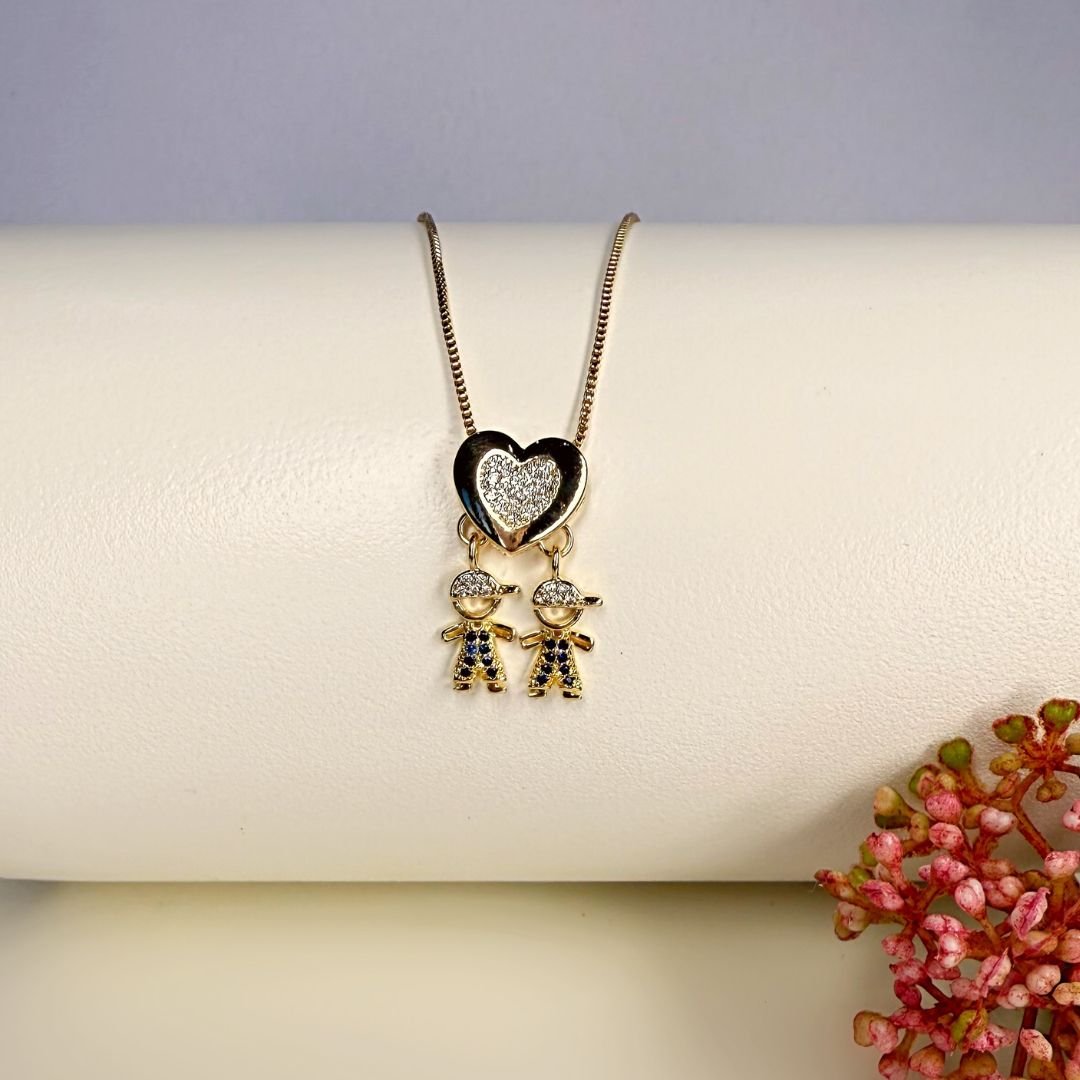 Colar ouro 18K de coração cravejado no centro e pingente de filhos