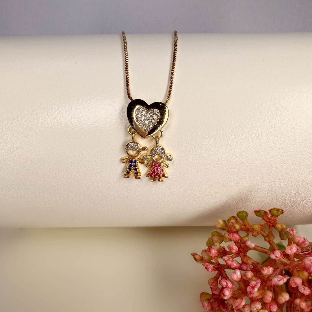Colar ouro 18K de coração cravejado no centro e pingente de filhos