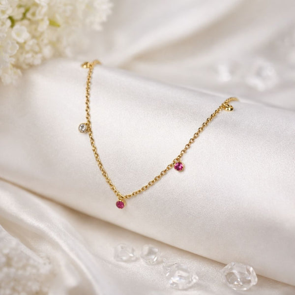 Tornozeleira ouro 18K com pontos de luz coloridos pendurados