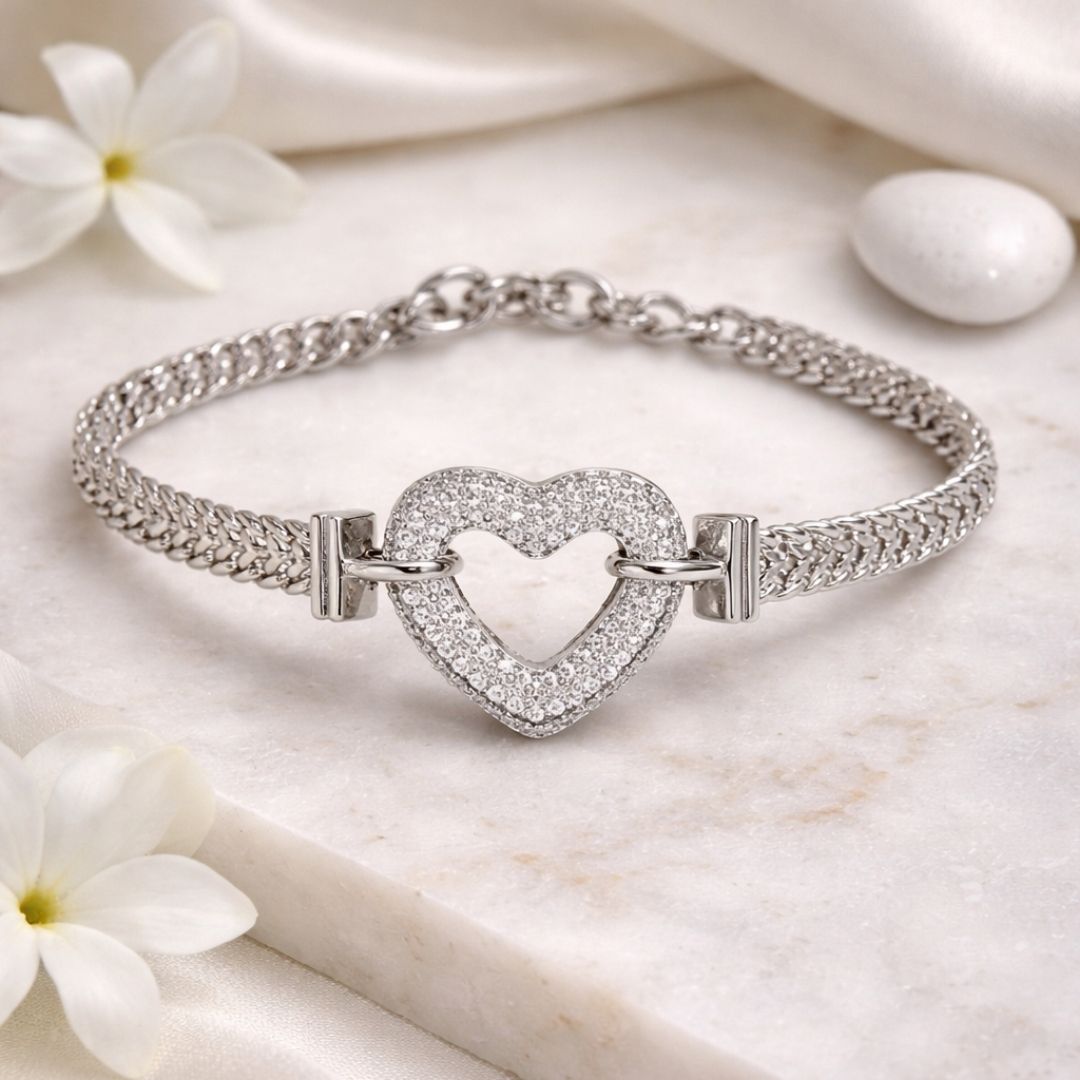 Pulseira banho ródio branco de elos e coração vazado cravejado de zircônias